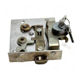 Замок двери правый с ручкой