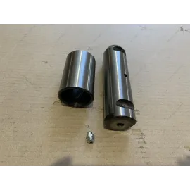 Палець вушка ресори передньої в зборі