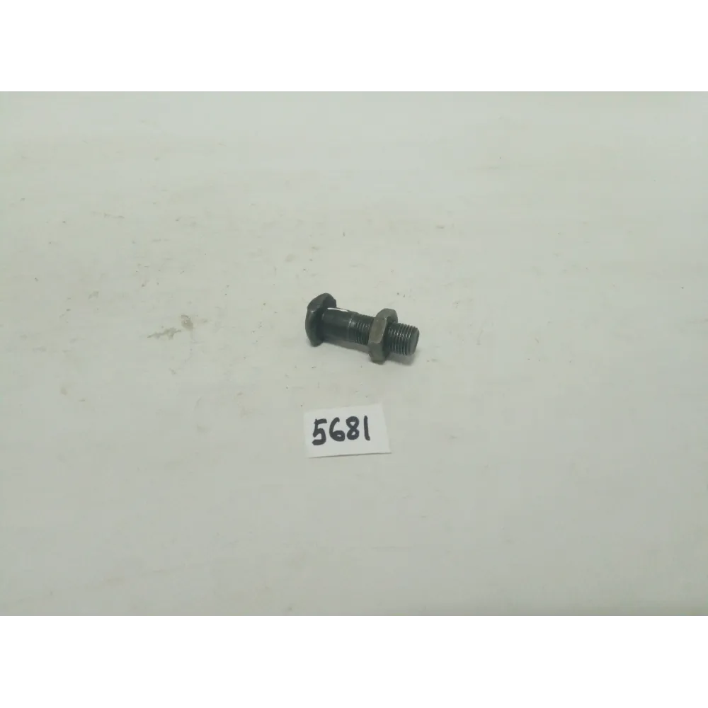 Болт короткий карданного валу з гайкою