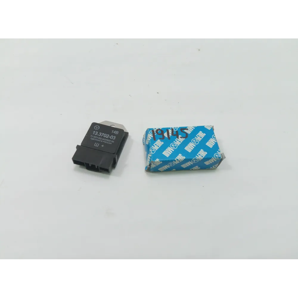 Регулятор напруги штекерний 14 В 13.3702