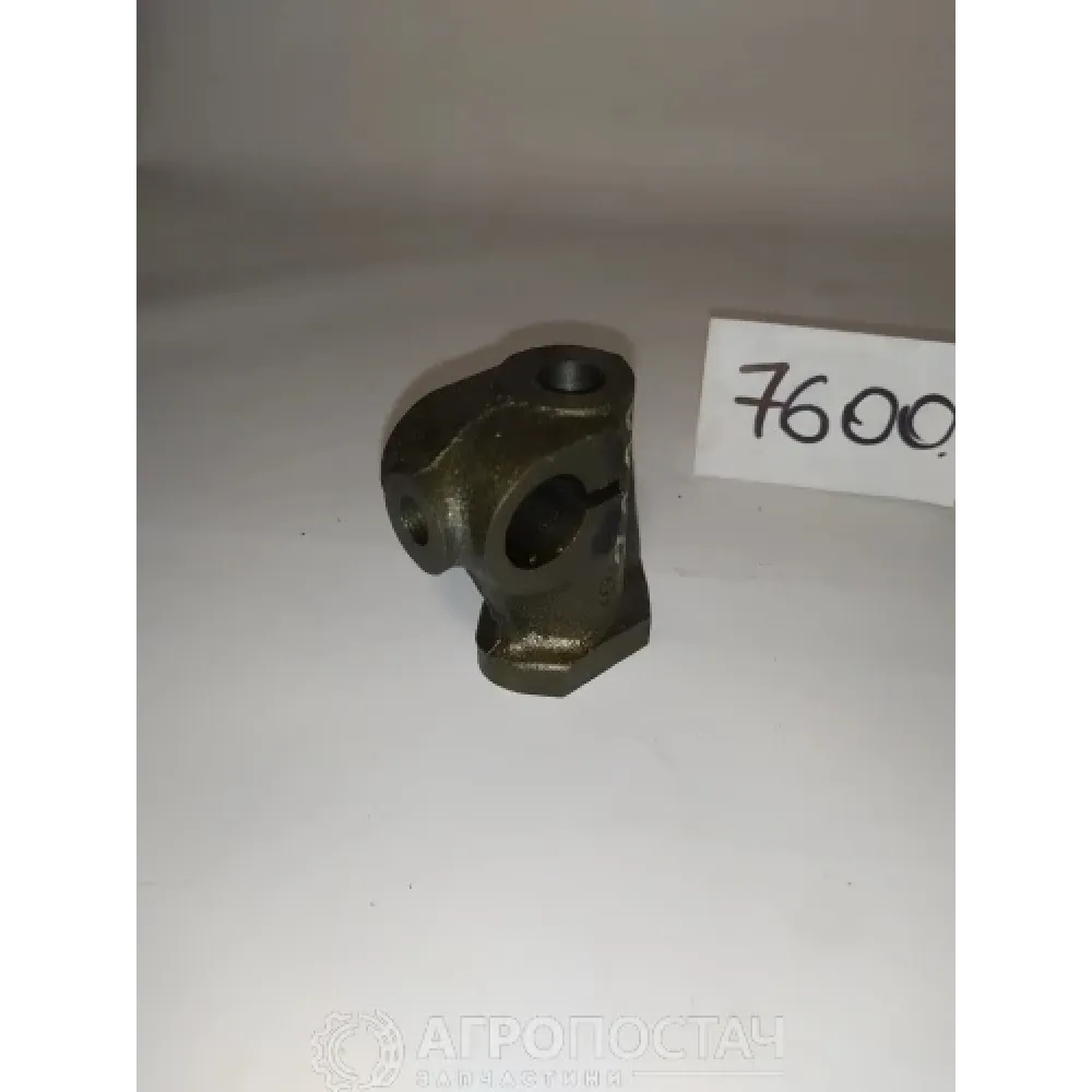 Стойка оси коромысел средняя с отверстием