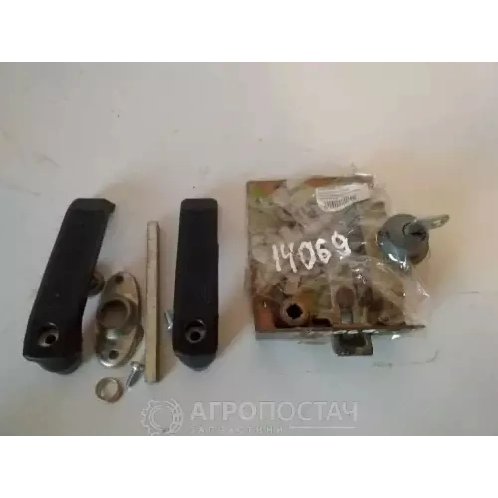 Замок двери левый с ручкой в сборе 45-6709000 ЮМЗ 6